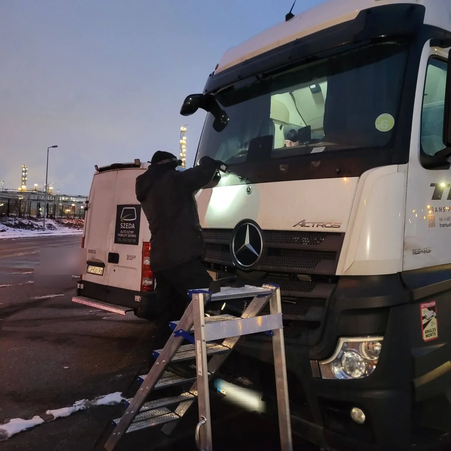 Mercedes Actros – nocna wymiana szyby TIR
