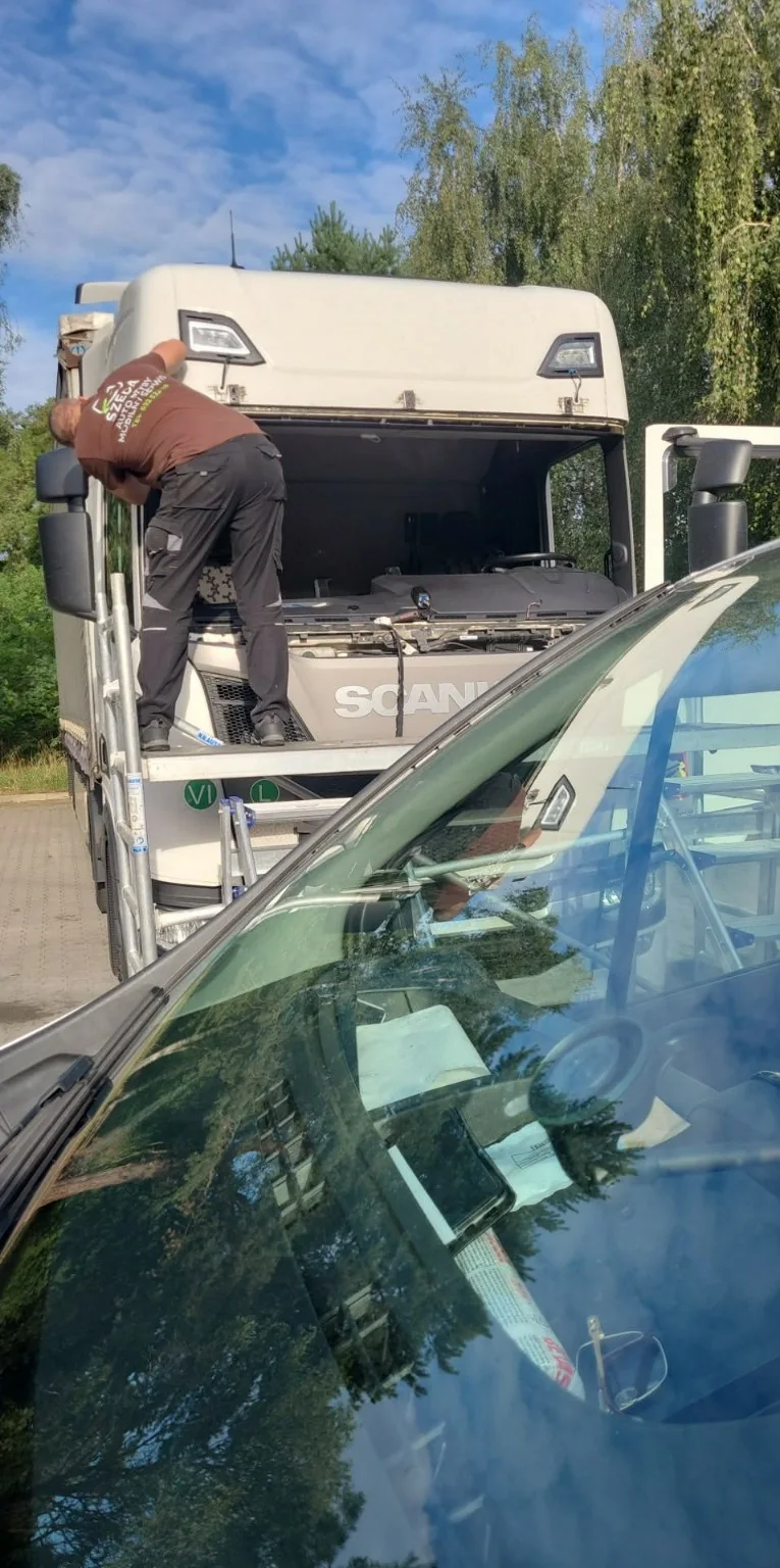 Scania – przygotowanie kabiny do wymiany szyby